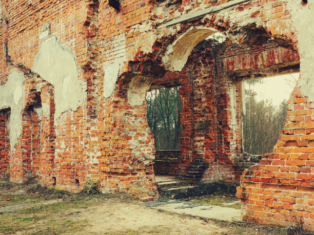 乌克兰日托米尔的一座古老城堡Tereshchenko Grod遗址。在蓝天的背景下，在大地上长着绿草。19世纪的宫殿。复古效果，有划痕和裂纹。图片下载