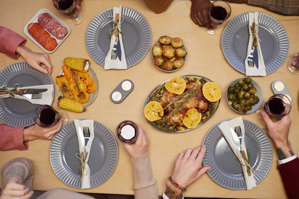 人们在餐桌上顶视图图片下载