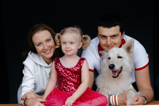 一个有小孩和狗的家庭。图片下载