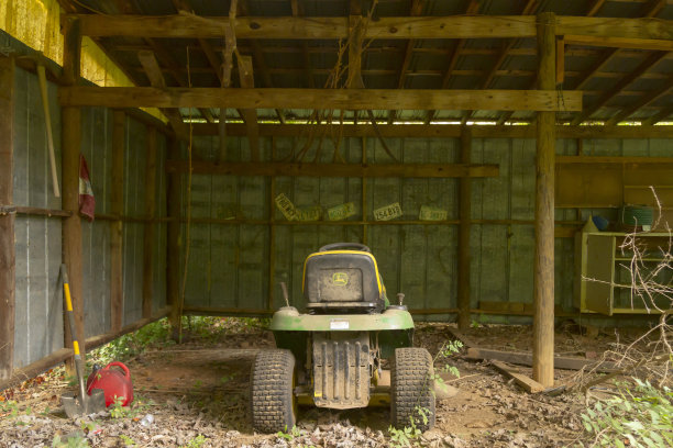 生锈的旧拖拉机，被遗弃在田地里图片下载