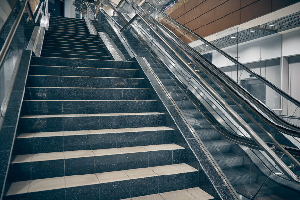 机场的楼梯和自动扶梯空无一人图片下载
