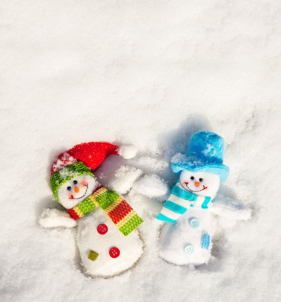 雪人在雪地上图片下载