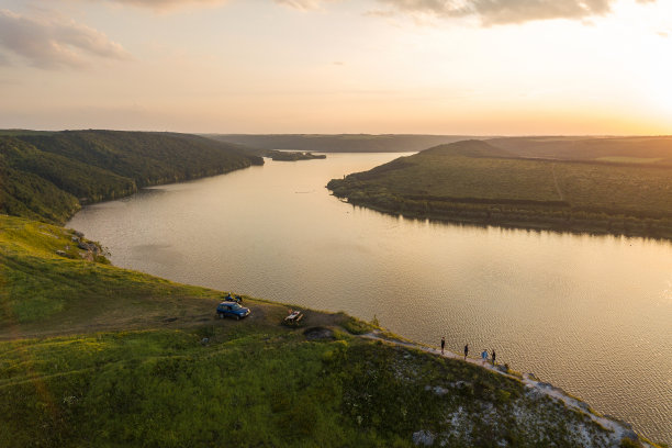 鸟瞰图的Dnister河和遥远的岩石山在Bakota地区，一部分的国家公园“Podilski Tovtry”在乌克兰图片下载