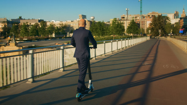 商人戴着面具骑摩托车。过桥。市内交通安全图片下载