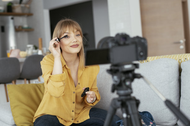 女视频博主正在为她的频道录制化妆教程。图片下载