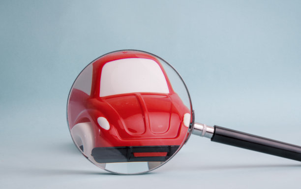 仔细检查一个汽车模型库存照片图片下载