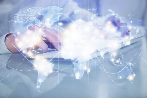 双重曝光的商人工作在笔记本电脑的背景。国际商业全息图在前面。成功的概念。图片下载