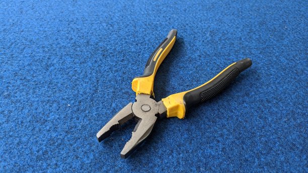 蓝色背景上的钳子图片下载