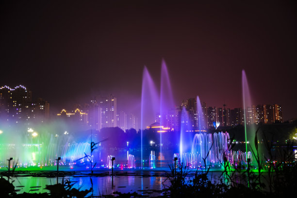 喷泉夜激光秀和城市夜景图片下载