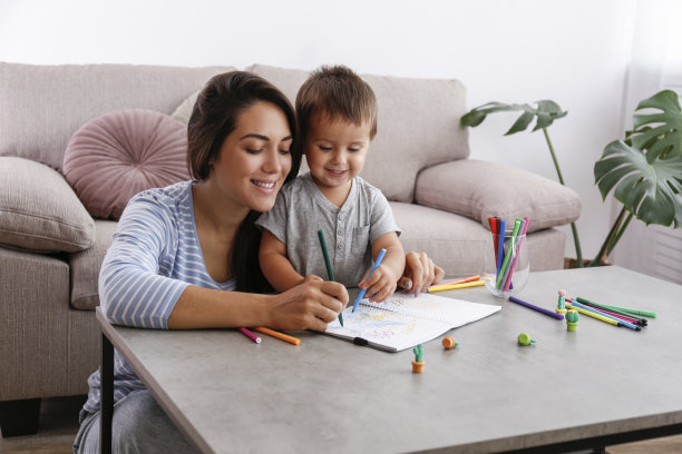黑发女人和她的孩子。图片下载