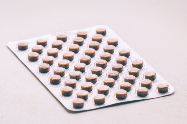 起泡与药片在灰色背景。药学或医学背景图片下载