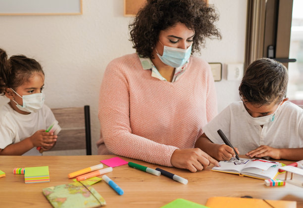 老师带着口罩和孩子们一起画画-冠状病毒的安全措施-注意手部图片下载