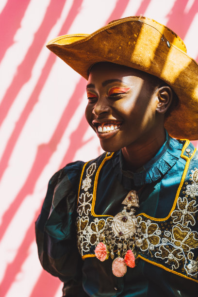 粉红色背景下的黑色模特有着漂亮的微笑图片下载