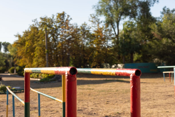 老式的户外金属俯卧撑。锻炼。在户外。做俯卧撑的运动器材图片下载