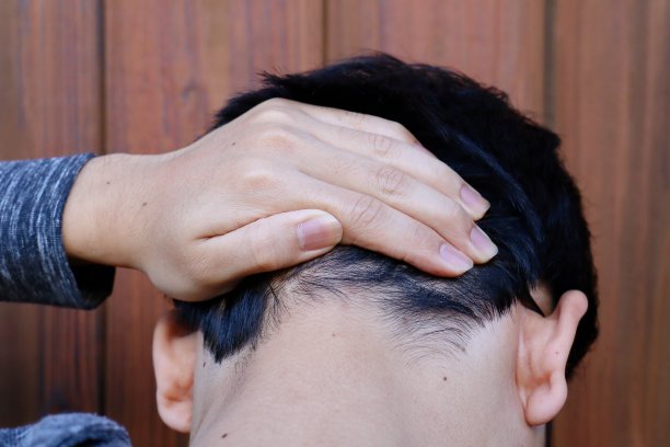 一个日本男人的后颈图片下载