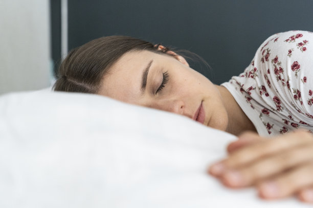 睡在家里床上的女人图片下载