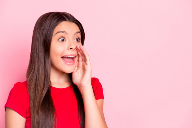 档案侧面照片的惊奇的小女孩尖叫秘密copyspace穿红色的服装孤立的柔和的颜色背景图片下载