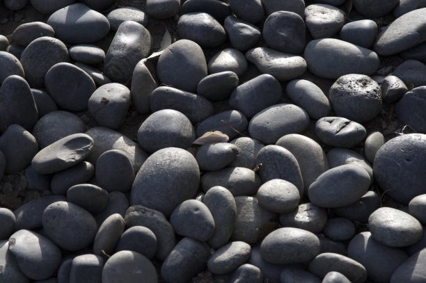 灰色光滑岩石图片下载