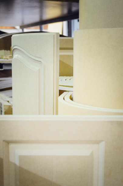 用于支持家具制造商的刨花板或刨花板材料仓库。图片下载