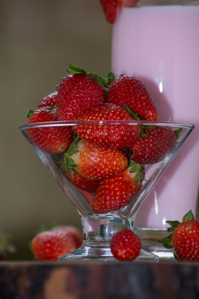 草莓在玻璃碗里，一杯奶昔图片下载