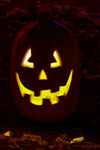 点亮杰克O灯笼在晚上发光图片下载