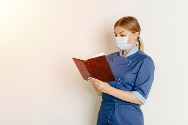 美国护士或女医生戴医用口罩的形象使用日记孤立的白色背景图片下载
