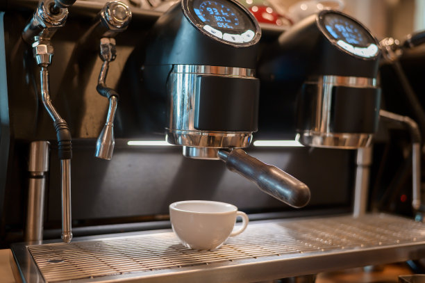 关门的咖啡机是在咖啡店准备咖啡图片下载