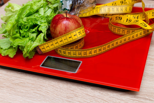 带卷尺、生菜的数字电子秤。苹果、减肥、瘦身理念。图片下载