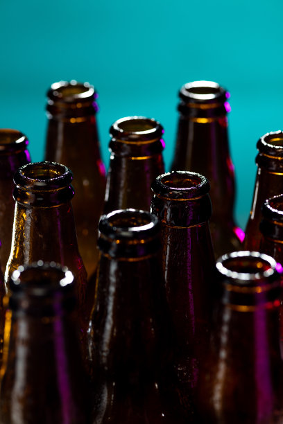 霓虹色啤酒瓶。靠近明亮的工作室背景图片下载