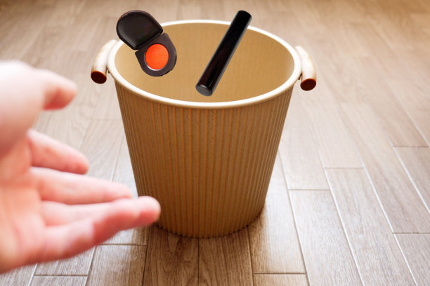 把海豹和红肉扔进垃圾桶图片下载