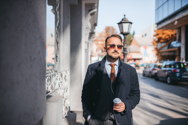 在街上喝咖啡的商人图片下载