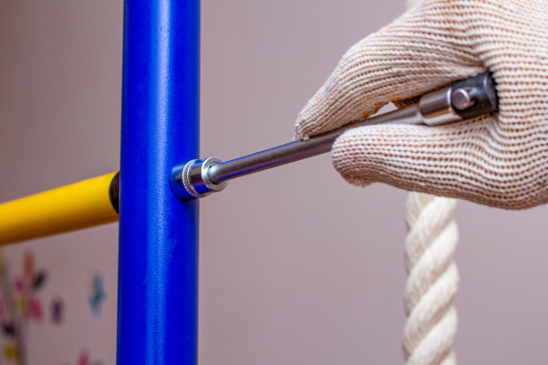 在地板上组装安装家庭体操墙杆。运动健身家居概念图片下载