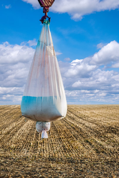 袋装种子在鹤田上留茬前播种，云天秀美图片下载