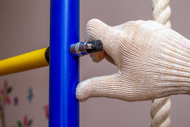 在地板上组装安装家庭体操墙杆。运动健身家居概念图片下载