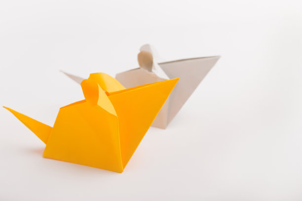 在白色背景上折纸的彩色老鼠农历新年图片下载