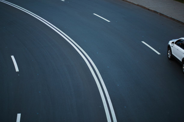 道路沥青轨道有标志，转弯线图片下载