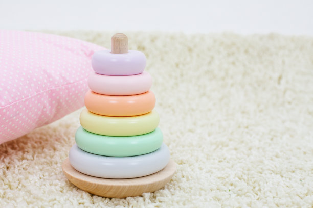儿童玩具彩虹色金字塔在明亮的背景图片下载