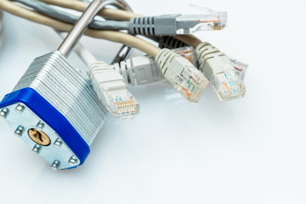 白色背景上用金属挂锁锁住的一束网线图片下载