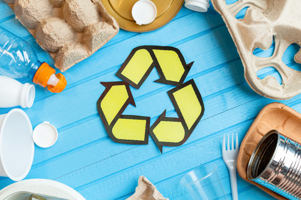 彩色塑料，金属罐，纸，纸板废物与回收标志在蓝色背景图片下载