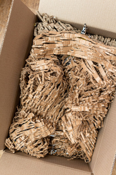 碎纸，切纸，纸盒内供回收利用。生态背景。图片下载