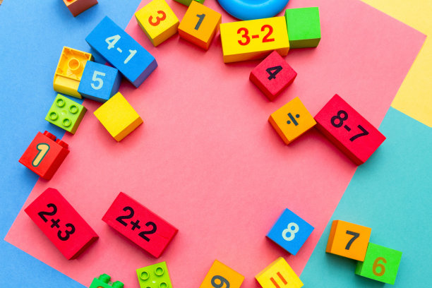 儿童彩色教育玩具立方体与数字数学模式的背景在明亮的背景。平的。儿童，幼儿，婴儿的概念。图片下载