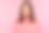 特写肖像深深地沮丧沮丧的黑发女人在粉红色的毛衣看着相机，失望图片下载