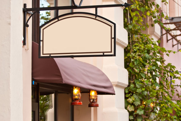 建筑上的长方形标志。复制空间和空间的文本。设计的模型。广告空白模板。图片下载