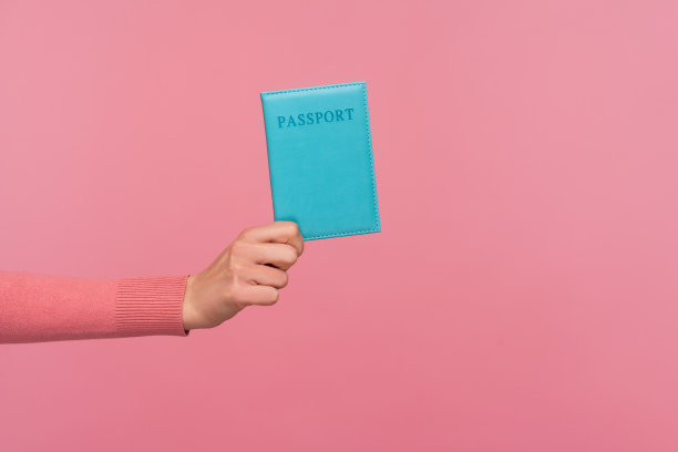 特写侧视图女性手握蓝色护照，出国旅行，获得签证和绿卡，合法移民图片下载
