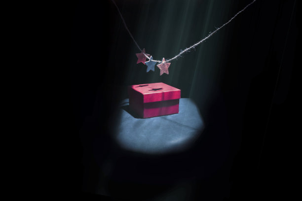 礼品红盒与复古工艺礼品星大气灯光下。圣诞礼物。神奇的概念。本空间图片下载