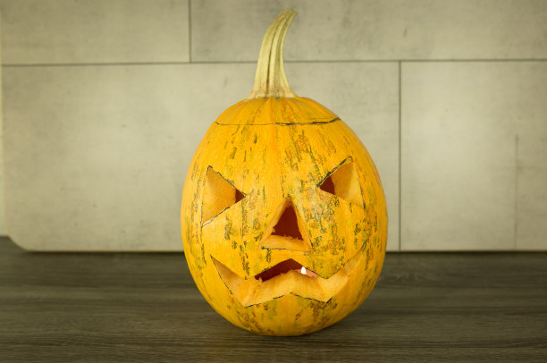 万圣节。木桌上的万圣节标志。图片下载