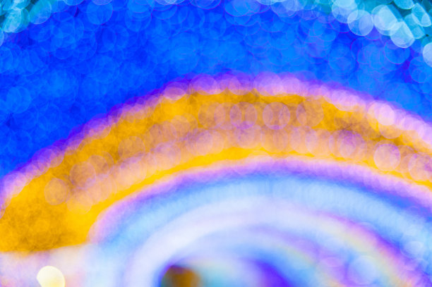 彩色灯光隧道散景和圣诞树背景，灯光抽象艺术，庆祝节日季节。冬季淡雅的散景背景。图片下载