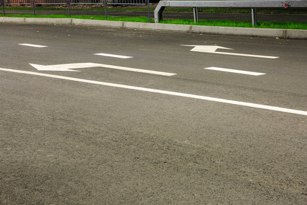 箭头——标记车道中移动方向的道路。晚上的照片。图片下载