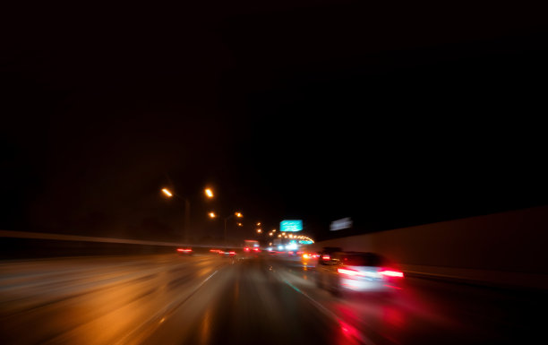 天气恶劣，汽车在高速公路上行驶图片下载