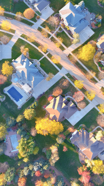 美丽的社区在秋天的颜色，鸟瞰图。图片下载